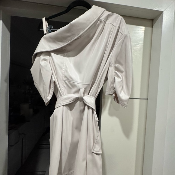 NEW CINQ À SEPT Off White one shoulder vegan leather Jacket US 10 - Picture 2 of 5